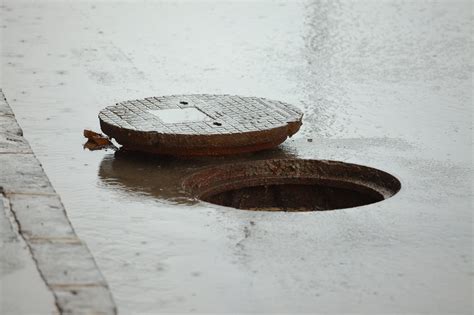 Toulouse L ouvrier percuté par une voiture en sortant d une bouche d