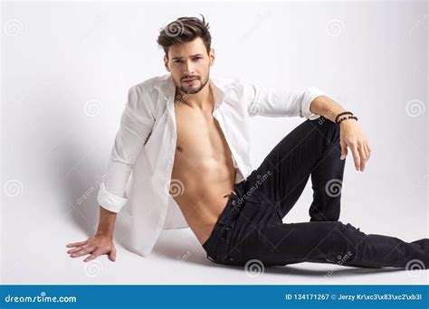 Modelo Masculino Desnudo Que Presenta En La Camisa Blanca Imagen De