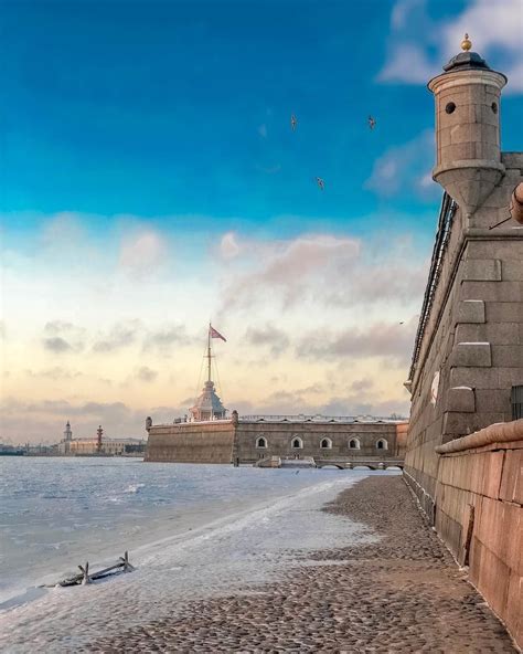 Пляж у стен Петропавловской крепости зимой. В конце марта питерцы ...