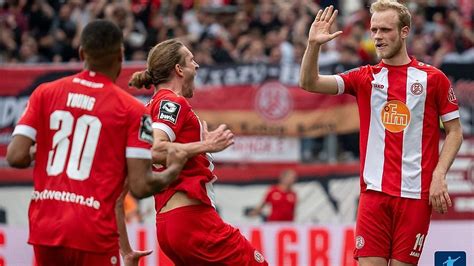 Rot Weiss Essen Bleibt Nach Kantersieg Im Aufstiegsrennen FuPa