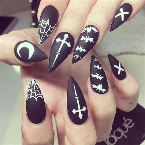 So Good Spiky Nails Give A Dark Witch Looking Effect Manicura De