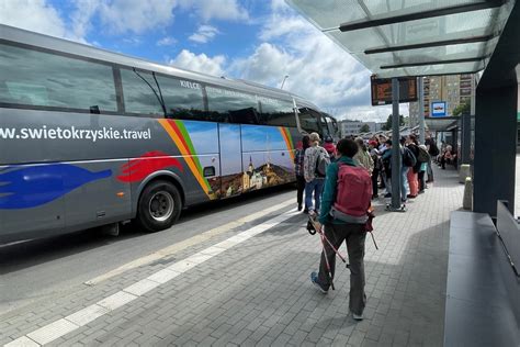 Turyści chwalą bezpłatny autobus na Święty Krzyż