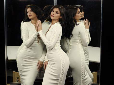 4k 5k Kylie Jenner Brunette Girl Glance Dress Hands Reflection