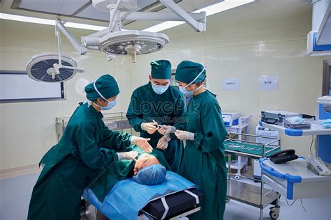 M Dico Realizando Cirurgia Na Sala De Cirurgia Imagem Gr Tis Foto