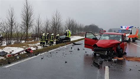 Zwei Schwerverletzte Nach Unfall Auf Der B