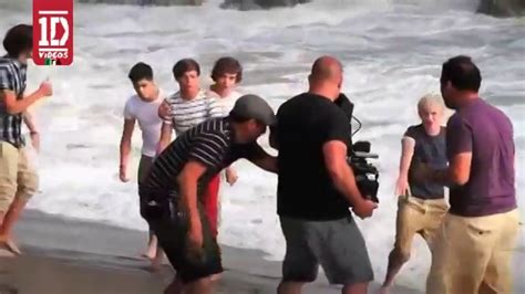 One Direction Behind The Scenes Of What Makes You Beautiful Video On | Short News Poster