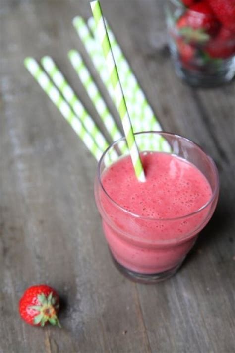 FRULLATO DI FRAGOLE BANANA E YOGURT Recipe Banana Smoothie Food