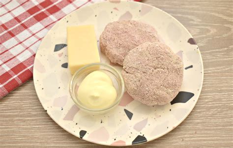 Замороженные котлеты с сыром в микроволновке - рецепт приготовления