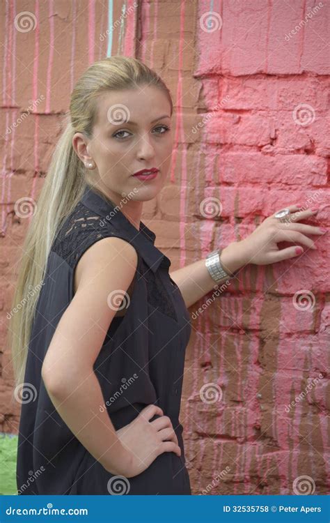 Belle Fille Se Tenant Contre Le Mur Photo Stock Image Du Blonde Peint
