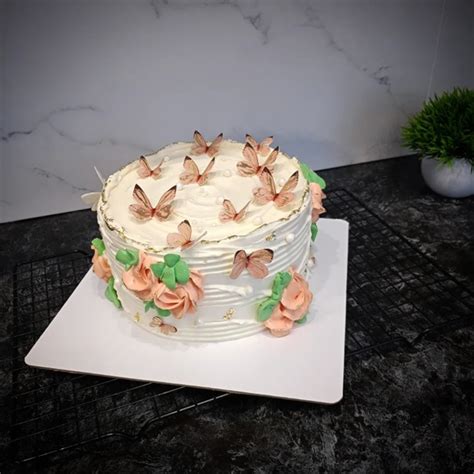 Торт для девочки с милыми бабочками 曆 Внутри "Клубничный поцелуй" Вес 2 ...