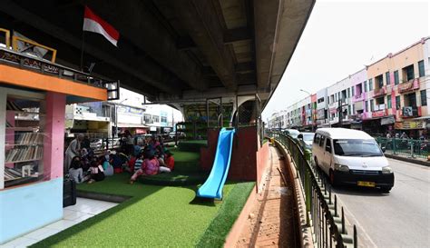 Foto Menambah Wawasan Di Kolong Flyover Ciputat Foto