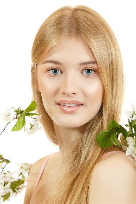 Belle Jeune Femme Blonde Avec Des Fleurs De Ressort Photo Stock Image Of Humain Calme 36493712