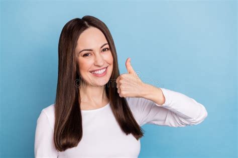 Foto De Una Jovencita Dama De Brunette Fresca Muestra El Pulgar Arriba Usando La Camisa Blanca