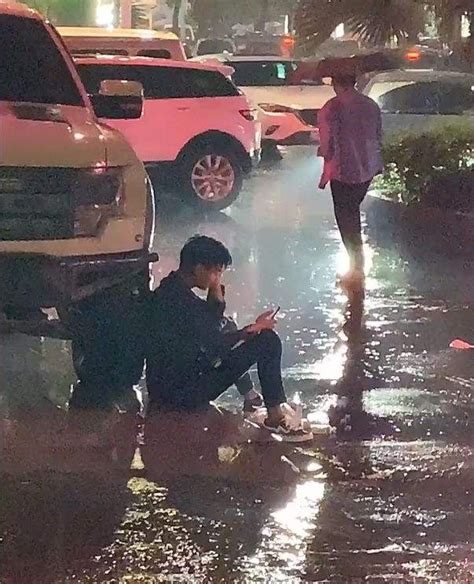 男人在雨中喝酒的图片 图库 五毛网