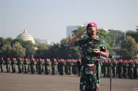 Komandan Batalyon Kapa Marinir Pimpin Upacara Penaikan Bendera