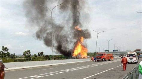 Kronologi Kecelakaan Maut Di Pemalang Truk Muatan Bahan Kimia Tabrak