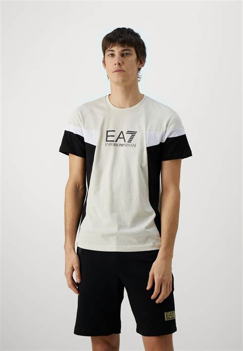 Ea7 Emporio Armani T Shirts Med Print Grigio Perlabeige Zalandono