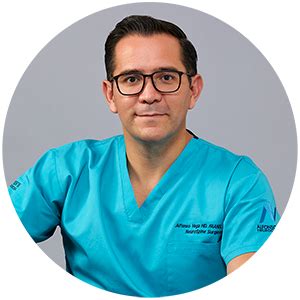 Dr Alfonso Vega Neurocirujano experto en cirugía de columna