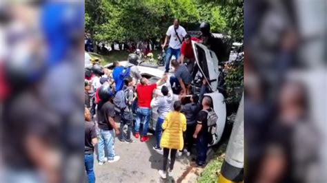 [video] Un Vehículo De Transporte Escolar Chocó Contra Un Poste Y Se Volcó En El Poblado Minuto30