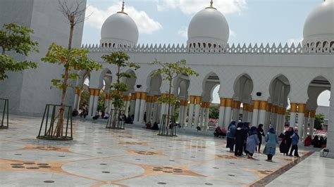 Foto WISATA RELIGI Potret Masjid Raya Sheikh Zayed Solo Simbol