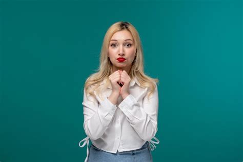 Jolie fille jeune jolie fille blonde dans une chemise blanche très excitée et demandant une