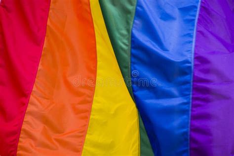 Feche a Bandeira Do Orgulho Gay Arco íris Do Lado De Fora De Uma Rua Símbolo Da Comunidade Lgbt