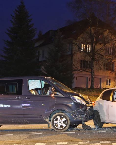 Zwei Personen Bei Kollision Verletzt Fahrzeuge Mit Totalschaden