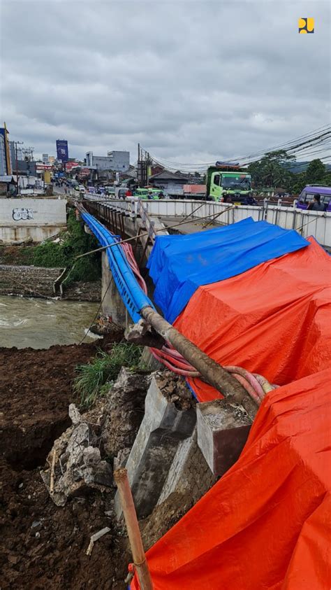 Pupr Tangani Longsoran Trotoar Jembatan Cipamuruyan Sukabumi Topbusiness