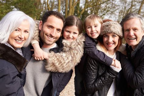 Retrato De La Familia Multi De La Generaci N En Paseo Del Campo Foto De