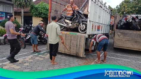 Gerebek Judi Sabung Ayam Di Hutan Polisi Amankan 30 Sepeda Motor