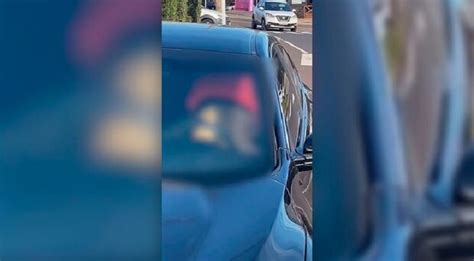 Casal é flagrado fazendo s3xo dentro de carro em rua movimentada veja