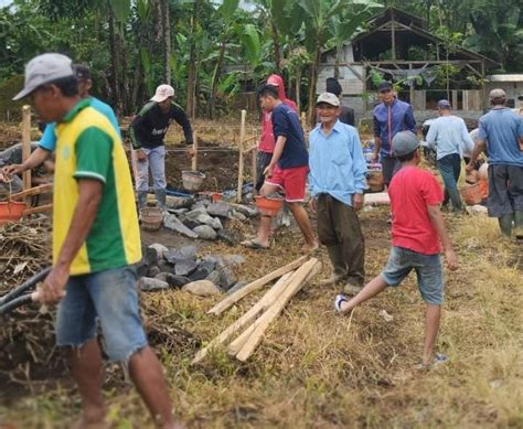 Mahasiswa KKM UIN Malang Gotong Royong Bangun Fondasi Rumah Warga