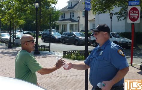 Lakewood Police Officer Rob Meyer Does Hashavas Aveida The Lakewood Scoop