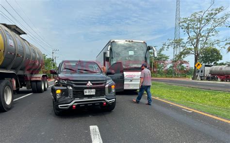 Autobús embiste camioneta sobre la carretera Cárdenas Villahermosa no