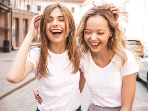 Portrait De Deux Jeunes Belles Filles Blondes Souriantes Hipster Dans Des Vêtements De T Shirt