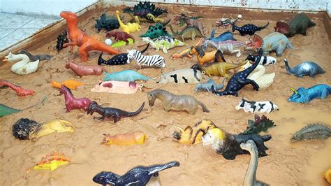 ANIMAIS E DINOSSAUROS DE PLÁSTICO PRESOS NA LAMA TIRANOSSAURO REX