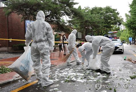 정리되는 대남 쓰레기 풍선 내용물 연합뉴스