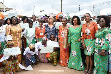 Remise De Dons Et De Ch Ques Du Fafci Aboisso Dominique Ouattara