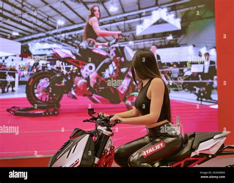 Mod Les Filles Sur La Moto Expos S L Eicma Exposition Internationale