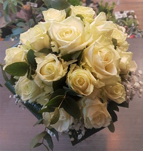 Brautstrauß mit weißen Rosen Eukalyptus und weißen Schleierkraut