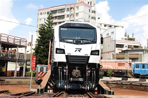 台鐵新型r200柴電機車亮相！ 不少鐵道迷搶瘋拍照