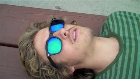 Hot Guy Shows Off Feet ThisVid