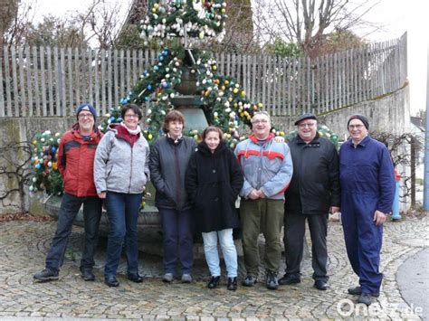 Mitglieder des Heimatvereins schmücken den Sudhausbrunnen Onetz