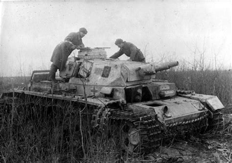 Tank Archives On Twitter Soviet Troops Examine A Knocked Out Pz Kpfw