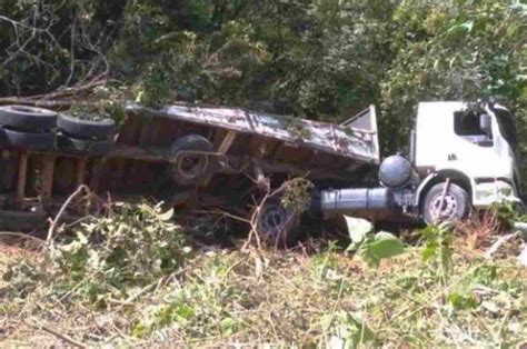 Carreta cai em ribanceira na BR 104 em União dos Palmares