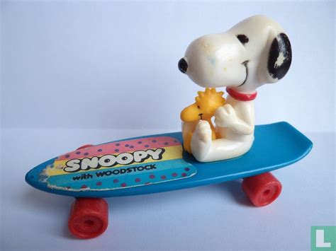 Snoopy Skateboarding