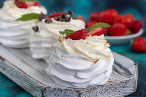 Tortas De Merengue De Pavlova Con Crema Batida Y Hojas De Menta De