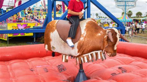 Muere un niño de 9 años tras caer de un toro mecánico en Lobosillo Murcia