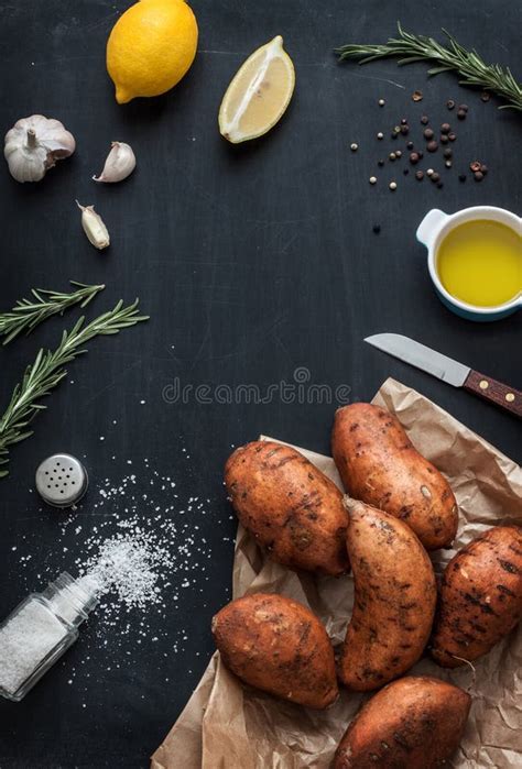 Preparazione Delle Patate Dolci Arrostite Rosmarini Con Olio D Oliva