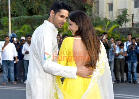 Photos Sidharth Malhotra And Kiara Advani Snapped At The Kalina Airport